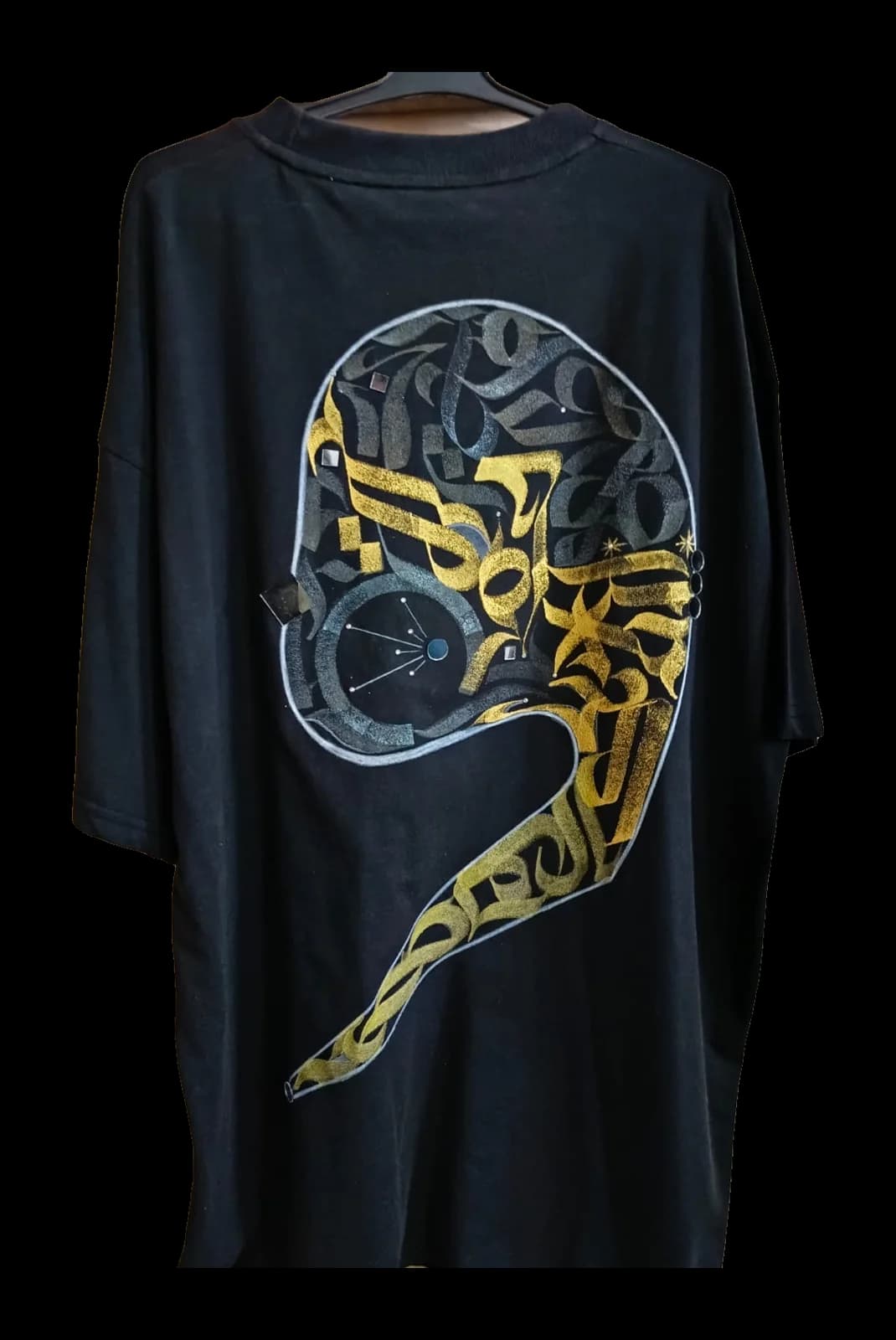 Roshnai — hand-painted calligraffiti vao tee